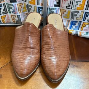 BY CL Laundry Brown Textured Mules